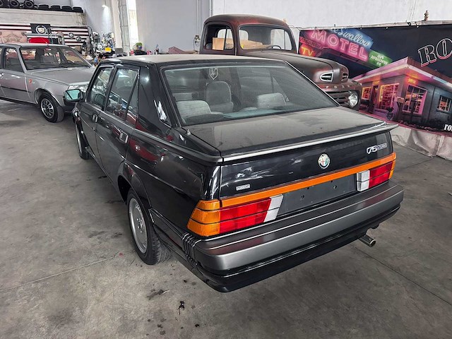 Alfa romeo - 75 - turbo america - oldtimer - afbeelding 8 van  14