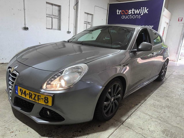 Alfa romeo - giulietta - 1.4 t distinctive - 94-rzf-8- 2011 - afbeelding 1 van  16