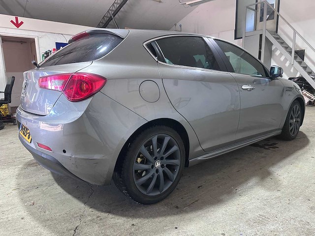 Alfa romeo - giulietta - 1.4 t distinctive - 94-rzf-8- 2011 - afbeelding 10 van  16
