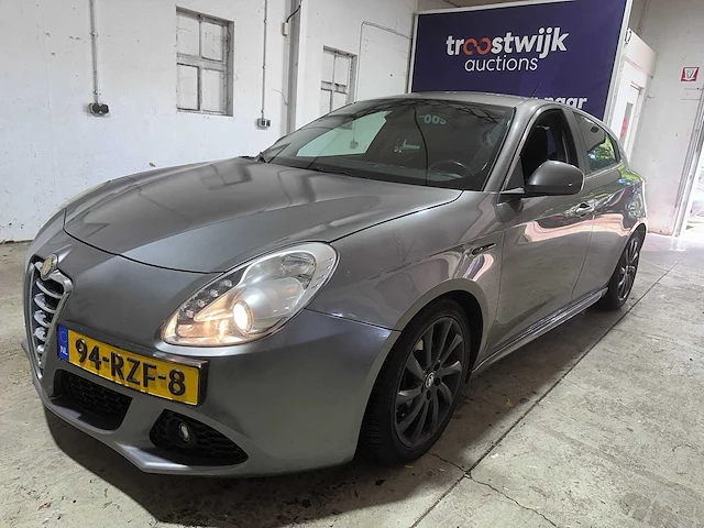 Alfa romeo - giulietta - 1.4 t distinctive - 94-rzf-8- 2011 - afbeelding 1 van  16