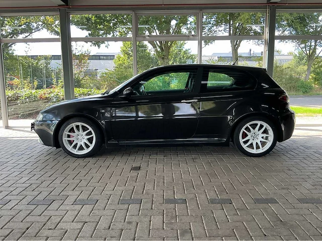 Alfa romeo 147 gta | 3.2 liter busso v6 | 250 pk | 2003 | youngtimer | handgeschakeld | 3 deurs | voorwielaandrijving | btw auto - afbeelding 12 van  17