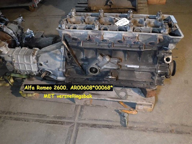 Alfa romeo 2600 engine & gearbox | original six-cylinder drivetrain - afbeelding 2 van  4