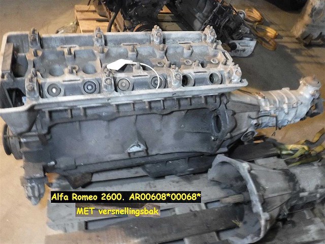 Alfa romeo 2600 engine & gearbox | original six-cylinder drivetrain - afbeelding 3 van  4