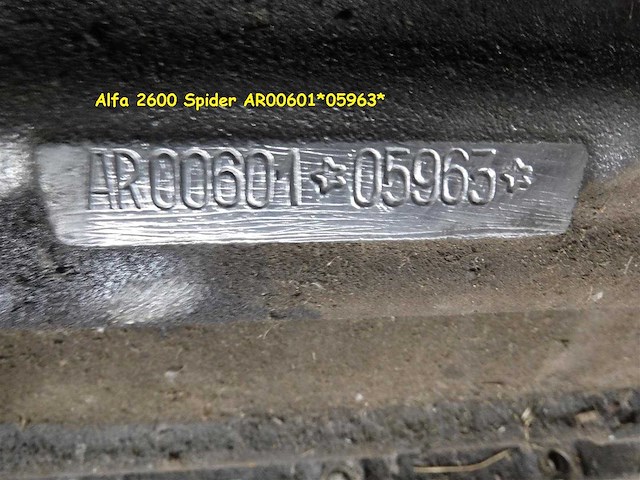 Alfa romeo 2600 spider six-cylinder engine | original italian classic engine - afbeelding 2 van  4