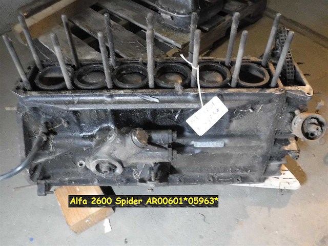 Alfa romeo 2600 spider six-cylinder engine | original italian classic engine - afbeelding 4 van  4