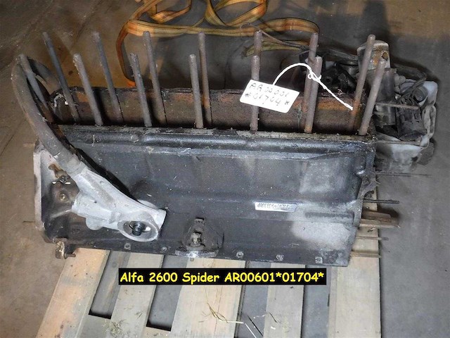 Alfa romeo 2600 spider six-cylinder engine | original italian classic engine - afbeelding 2 van  4
