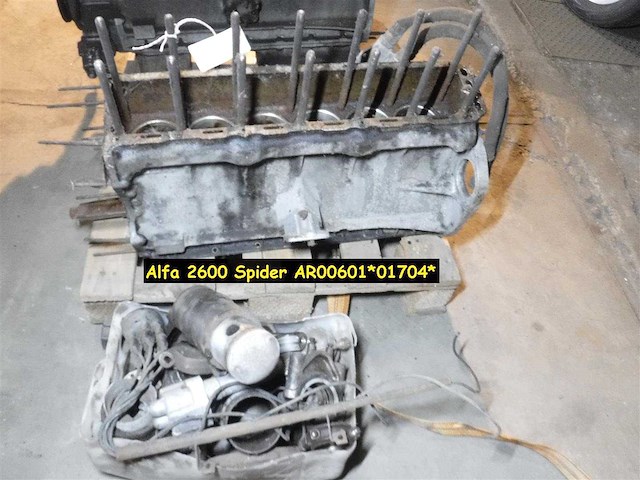 Alfa romeo 2600 spider six-cylinder engine | original italian classic engine - afbeelding 3 van  4