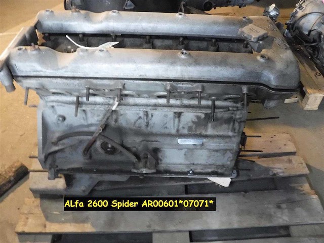 Alfa romeo 2600 spider six-cylinder engine | original italian classic engine - afbeelding 2 van  4