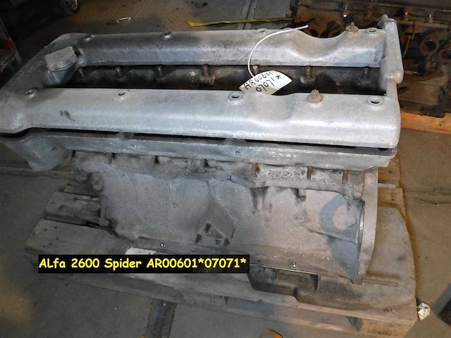 Alfa romeo 2600 spider six-cylinder engine | original italian classic engine - afbeelding 3 van  4