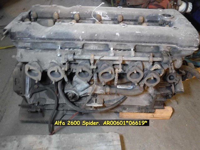Alfa romeo 2600 spider six-cylinder engine | original italian classic engine - afbeelding 2 van  5
