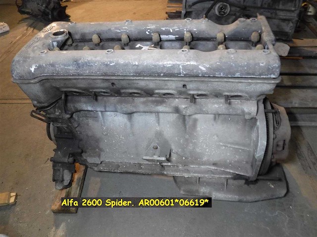 Alfa romeo 2600 spider six-cylinder engine | original italian classic engine - afbeelding 3 van  5