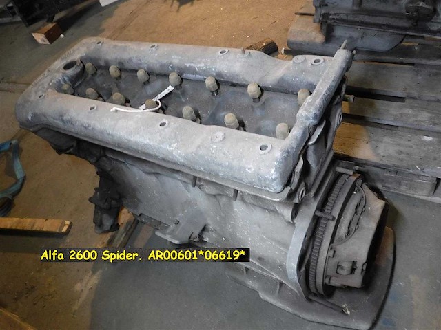 Alfa romeo 2600 spider six-cylinder engine | original italian classic engine - afbeelding 4 van  5