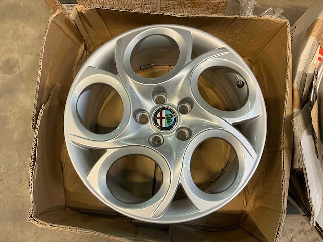 Alfa romeo 7,5jx17h2 velg - afbeelding 1 van  3