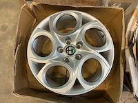 Alfa romeo 7,5jx17h2 velg - afbeelding 1 van  3