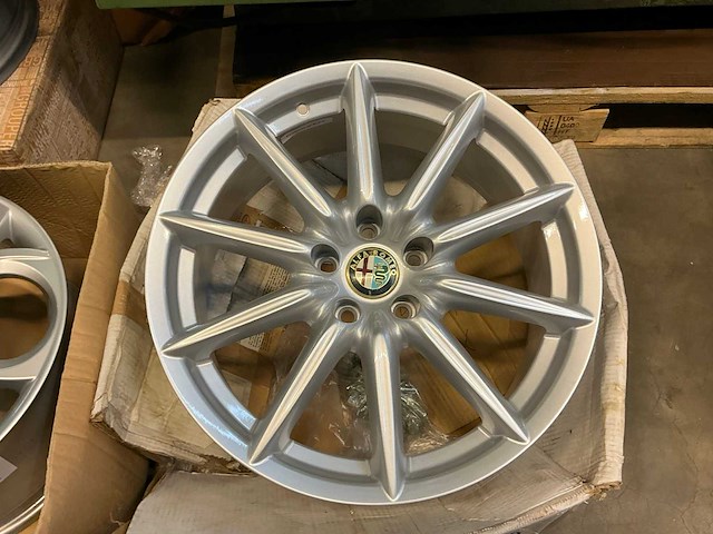Alfa romeo 8,0jx18h2 velg - afbeelding 1 van  3