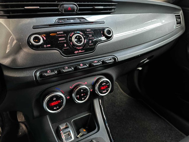 Alfa romeo giulietta 1.4 t distinctive 170pk 2012 (origineel-nl), 00-xkp-5 - afbeelding 14 van  44