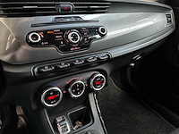 Alfa romeo giulietta 1.4 t distinctive 170pk 2012 (origineel-nl), 00-xkp-5 - afbeelding 14 van  44