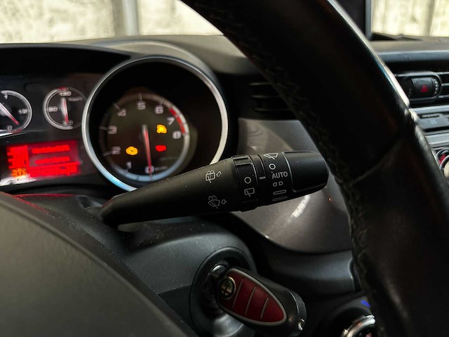 Alfa romeo giulietta 1.4 t distinctive 170pk 2012 (origineel-nl), 00-xkp-5 - afbeelding 28 van  43