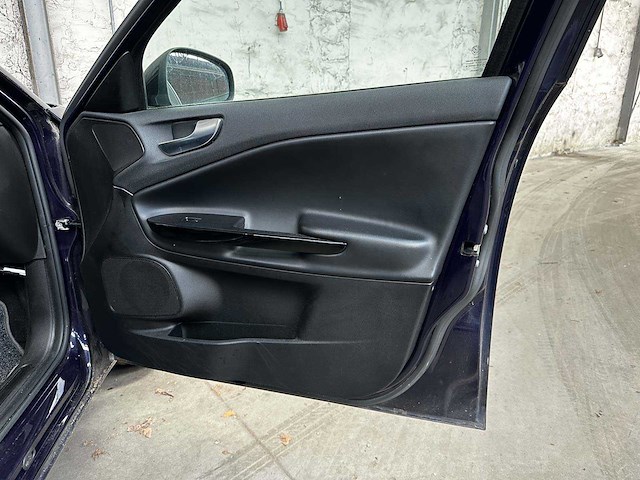 Alfa romeo giulietta 1.4 t distinctive 170pk 2012 (origineel-nl), 00-xkp-5 - afbeelding 14 van  43