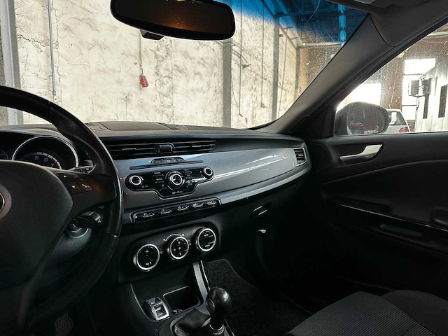 Alfa romeo giulietta 1.4 t distinctive 170pk 2012 (origineel-nl), 00-xkp-5 - afbeelding 7 van  43