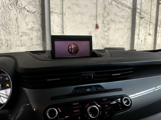 Alfa romeo giulietta 1.4 t distinctive 170pk 2012 (origineel-nl), 00-xkp-5 - afbeelding 17 van  43