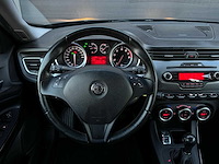 Alfa romeo giulietta 1.4 t distinctive 2012 | p-044-bh iaw - afbeelding 16 van  31