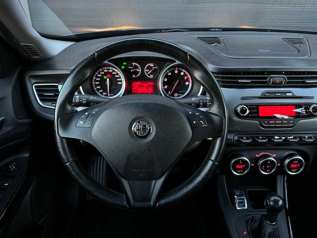 Alfa romeo giulietta 1.4 t distinctive 2012 | p-044-bh iaw - afbeelding 16 van  31