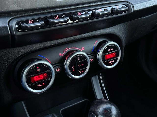 Alfa romeo giulietta 1.4 t distinctive 2012 | p-044-bh iaw - afbeelding 17 van  31