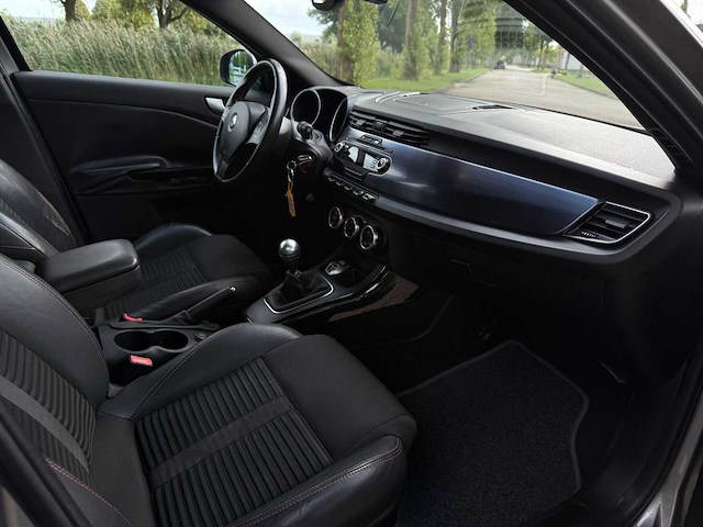 Alfa romeo giulietta 1.4 t distinctive 48-nfn-7 - afbeelding 13 van  15