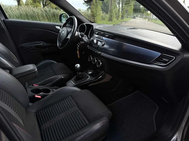 Alfa romeo giulietta 1.4 t distinctive*, 48-nfn-7 - afbeelding 13 van  15