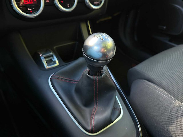 Alfa romeo giulietta 1.4 t distinctive * 82-skg-8 - afbeelding 7 van  22
