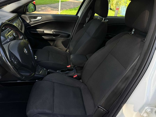 Alfa romeo giulietta 1.4 t distinctive * 82-skg-8 - afbeelding 21 van  22