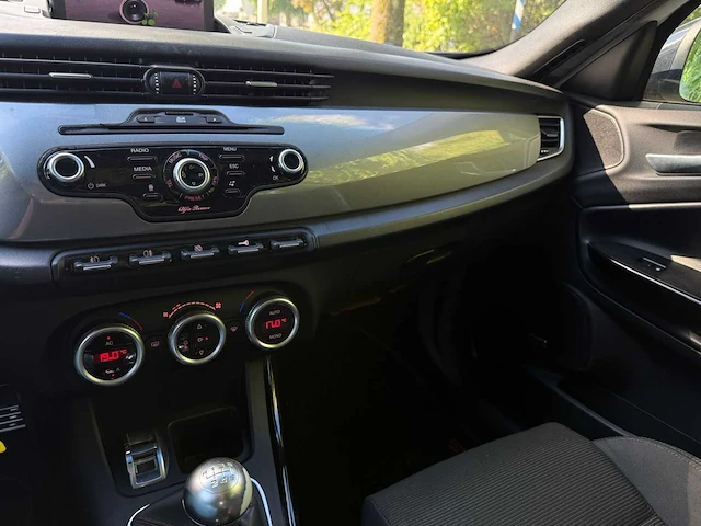 Alfa romeo giulietta 1.4 t distinctive *, 82-skg-8 - afbeelding 6 van  22