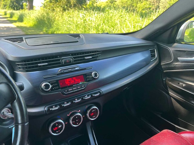 Alfa romeo giulietta 1.4 t distinctive , zf-331-d - afbeelding 8 van  21