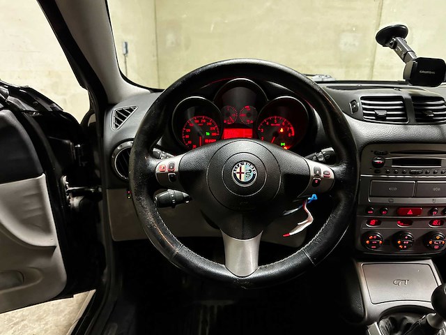 Alfa romeo gt 3.2 v6 distinctive 239pk 2004 youngtimer - afbeelding 10 van  54