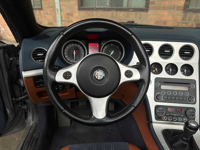 Alfa romeo spider 2.4 jtdm 200pk 2007 - afbeelding 18 van  36