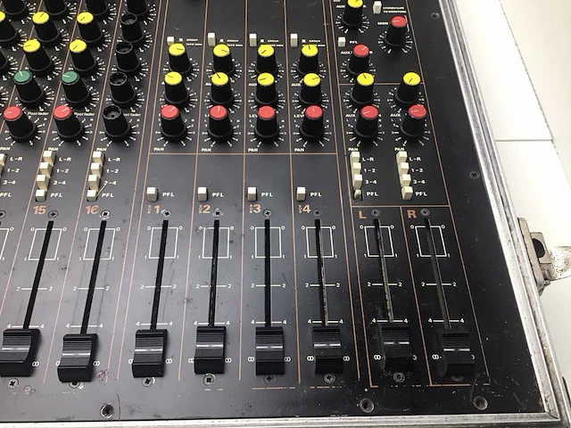 Allen & heath 16 9 2 vintage analoge mengtafel in flightcase - afbeelding 3 van  6