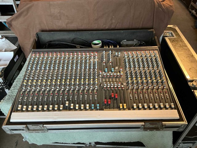 Allen&heath gl2200 analoge mengtafel - afbeelding 1 van  6