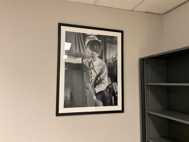 Allposters j.f. kennedy ingelijste zwart-wit foto (20x) - afbeelding 3 van  20
