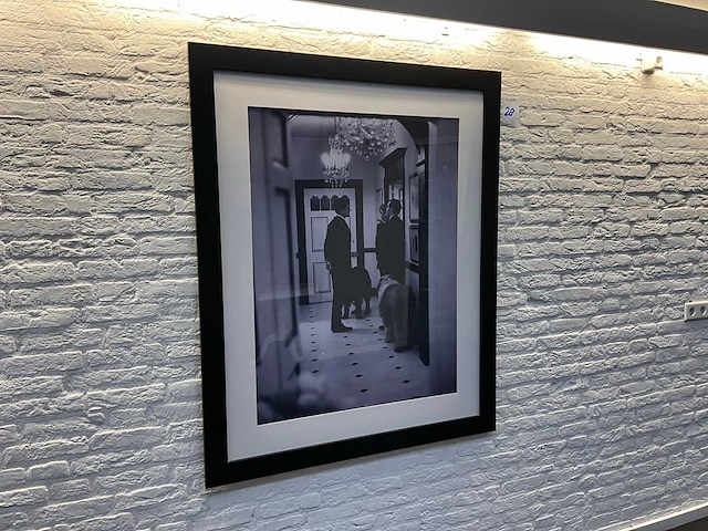 Allposters j.f. kennedy ingelijste zwart-wit foto (20x) - afbeelding 1 van  20
