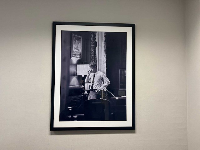 Allposters j.f. kennedy ingelijste zwart-wit foto (20x) - afbeelding 13 van  20