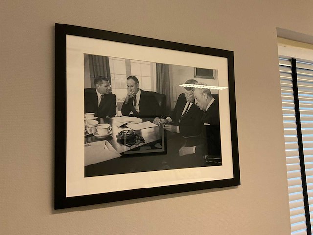 Allposters j.f. kennedy ingelijste zwart-wit foto (20x) - afbeelding 20 van  20