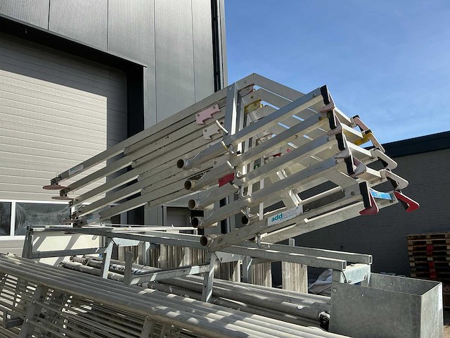 Altrex steigeraanhanger met asc steiger en aboma dakrandbeveiliging - afbeelding 2 van  15