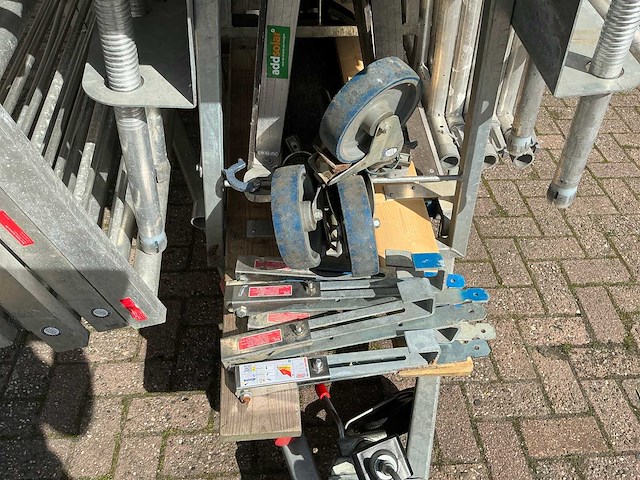 Altrex steigeraanhanger met asc steiger en aboma dakrandbeveiliging - afbeelding 4 van  15