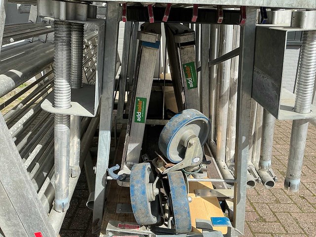 Altrex steigeraanhanger met asc steiger en aboma dakrandbeveiliging - afbeelding 5 van  15