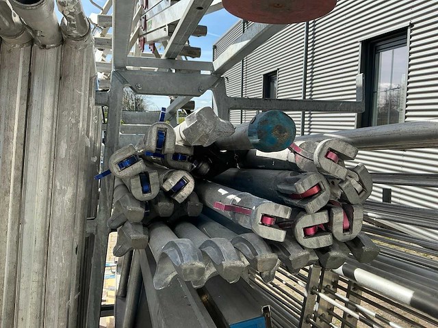 Altrex steigeraanhanger met asc steiger en aboma dakrandbeveiliging - afbeelding 7 van  15