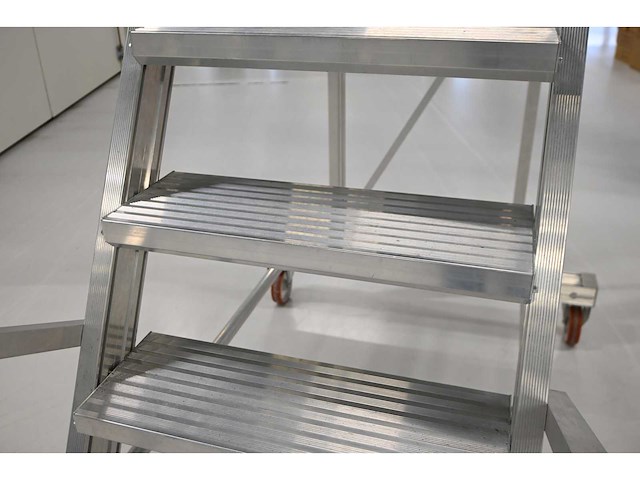 Altrex verrijdbare aluminium platform trap - afbeelding 6 van  8