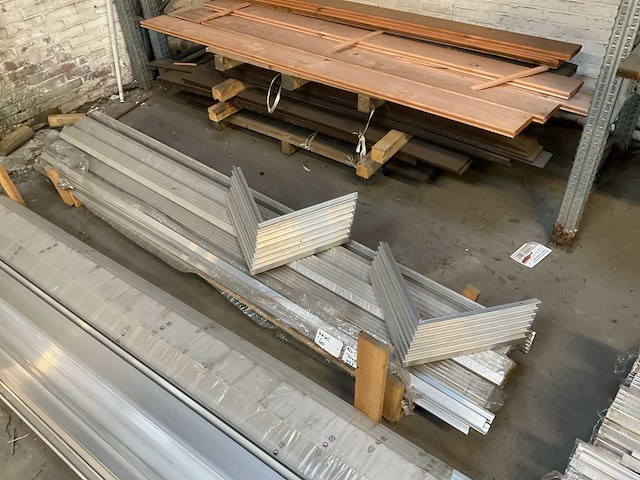 Aluminium daktrim 30x28x2500 mm (107x) - afbeelding 1 van  5
