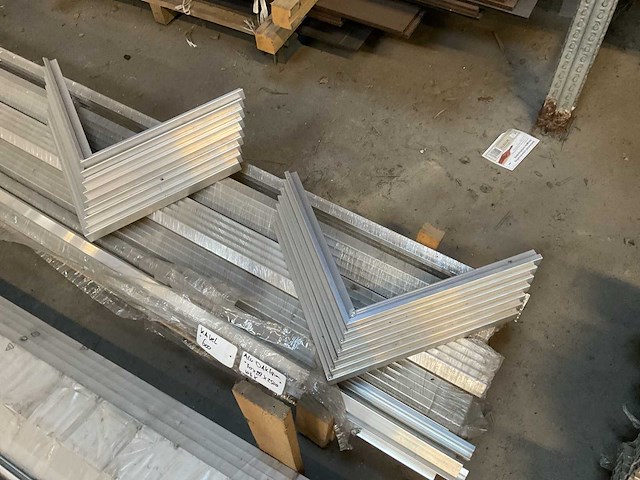 Aluminium daktrim 30x28x2500 mm (107x) - afbeelding 2 van  5