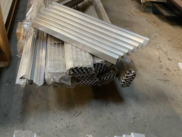 Aluminium daktrim 30x28x2500 mm (107x) - afbeelding 3 van  5